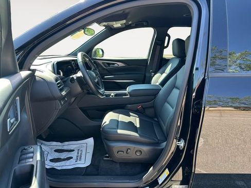 Used 2025 Chevrolet Traverse LT FWD image 9