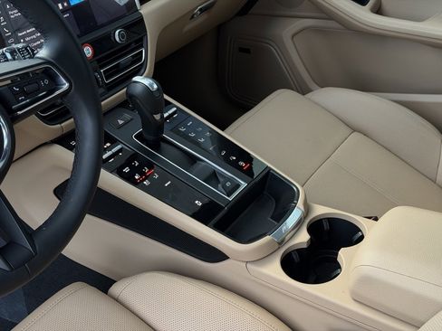 Used 2025 Porsche Macan image 23