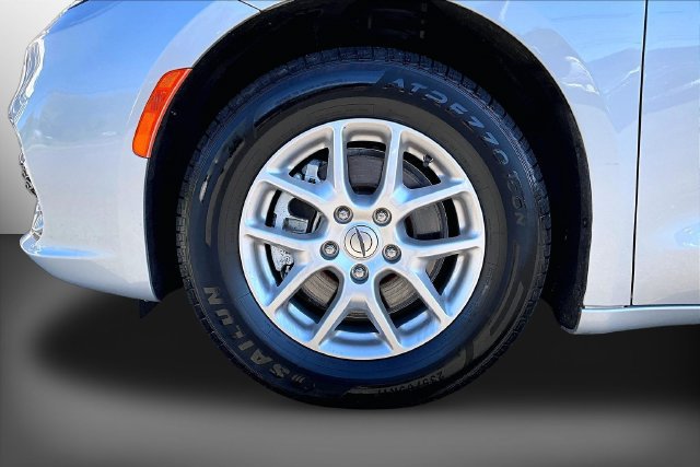 Used 2024 Chrysler Pacifica Touring-L FWD image 34