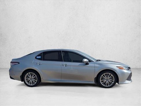 Used 2018 Toyota Camry XLE FWD image 4