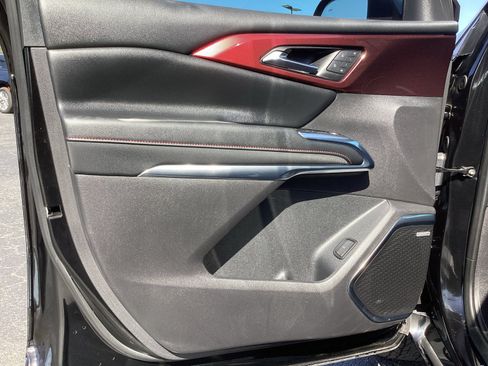 Used 2025 Chevrolet Traverse RS FWD image 36