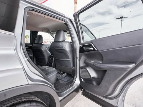 Used 2024 Mitsubishi Outlander SE image 15