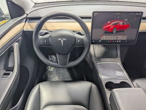 Used 2025 Tesla Model Y Long Range RWD image 7