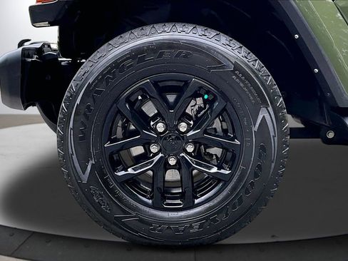 Certified 2022 Jeep Gladiator Sport AWD/4WD image 31