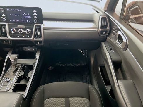 Used 2023 Kia Sorento LX image 21