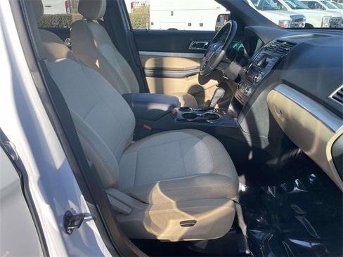 Used 2016 Ford Explorer XLT image 28