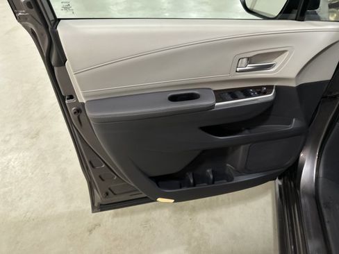 Used 2021 Toyota Sienna XLE w/ XLE Plus Package image 18