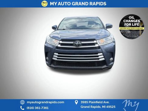Used 2018 Toyota Highlander Plus AWD/4WD image 2