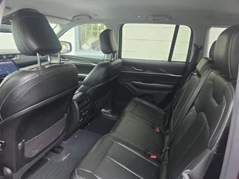 Used 2023 Jeep Grand Cherokee Limited w/ Black Appearance Package image 8