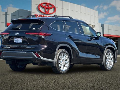Used 2022 Toyota Highlander Limited AWD/4WD image 3