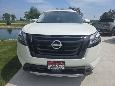 Used 2023 Nissan Pathfinder SL w/ Black Appearance Package AWD/4WD image 2