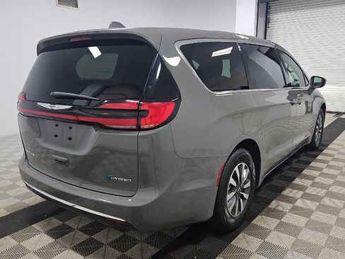 Used 2022 Chrysler Pacifica Touring-L FWD image 5