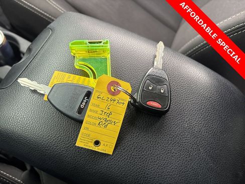 Used 2016 Jeep Wrangler Unlimited Rubicon w/ Connectivity Group image 27