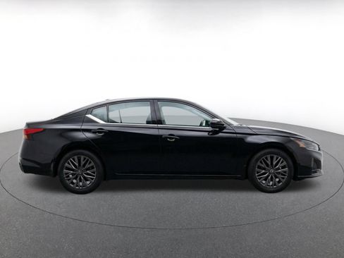 Used 2025 Nissan Altima 2.5 SV FWD image 10