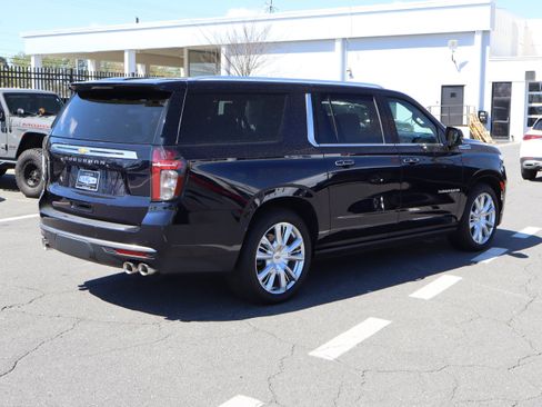 Used 2024 Chevrolet Suburban High Country w/ Advanced Technology Package image 10