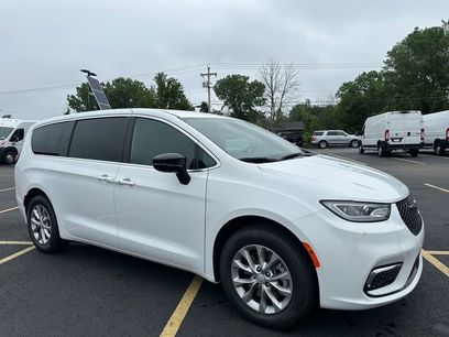 New 2025 Chrysler Pacifica Select