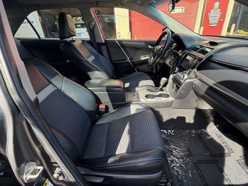 Used 2014 Toyota Camry SE w/ Moonroof Package FWD image 33