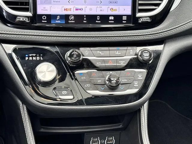 Used 2025 Chrysler Pacifica Limited FWD image 18
