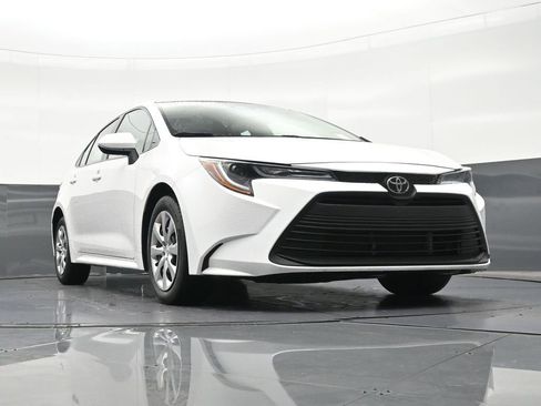 Used 2025 Toyota Corolla LE image 29