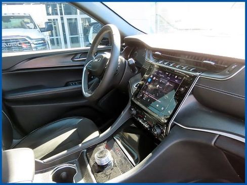 Certified 2024 Jeep Grand Cherokee Altitude image 8