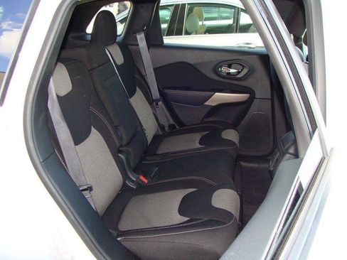 Used 2017 Jeep Cherokee Sport FWD image 10