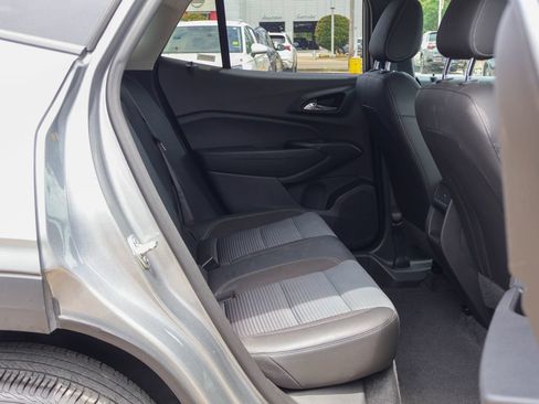 Used 2025 Chevrolet Trax LT w/ LT Convenience Package FWD image 10