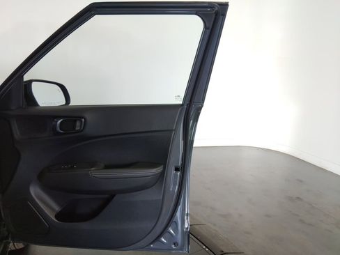 Used 2025 Hyundai Venue Limited image 40