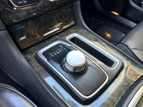 Used 2016 Chrysler 300 C RWD image 19