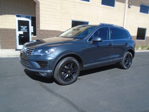 Used 2016 Volkswagen Touareg TDI image 1