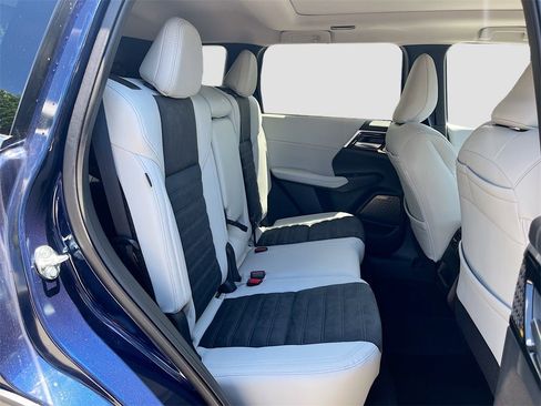 New 2025 Mitsubishi Outlander SE image 28