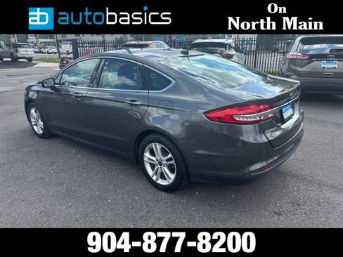 Used 2018 Ford Fusion SE w/ Fusion SE Technology Package FWD image 3