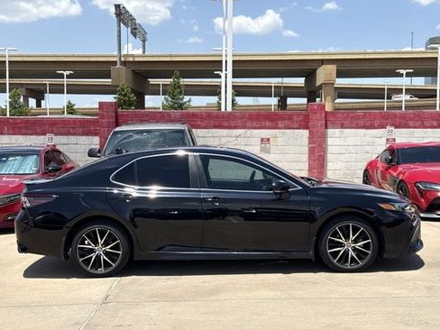 Used 2022 Toyota Camry SE FWD image 3