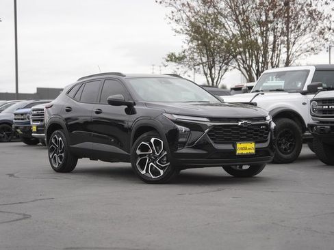 Used 2025 Chevrolet Trax RS w/ Sunroof Package image 2