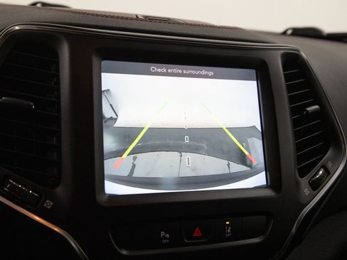 Used 2021 Jeep Cherokee Trailhawk AWD/4WD image 28