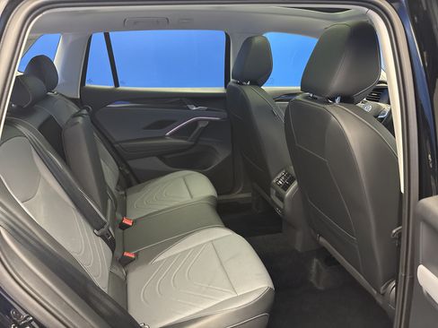 Certified 2025 Volkswagen Tiguan SE w/ Panoramic Sunroof Package AWD/4WD image 27