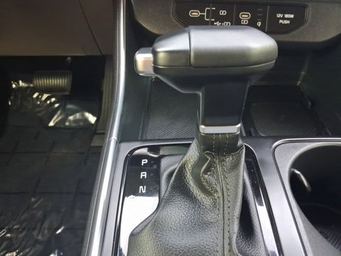 Used 2025 Kia Carnival EX FWD image 17