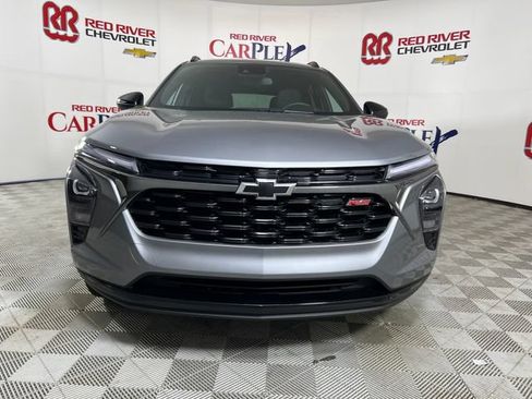 Used 2025 Chevrolet Trax RS w/ Sunroof Package FWD image 2