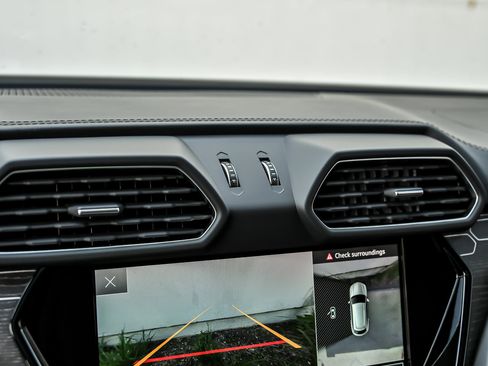 Used 2022 Lamborghini Urus AWD/4WD image 45