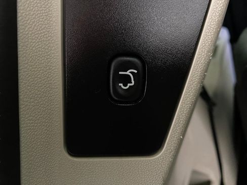 Used 2014 Chrysler Town & Country Touring image 7