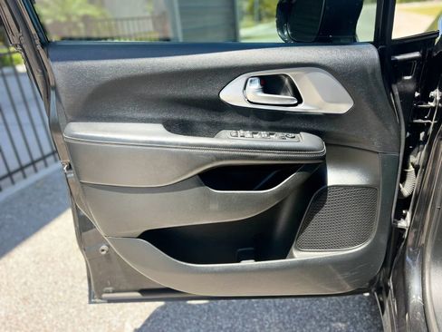 Used 2018 Chrysler Pacifica Touring Plus w/ S Appearance Package FWD image 16