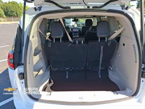 Used 2023 Chrysler Pacifica Limited FWD image 19