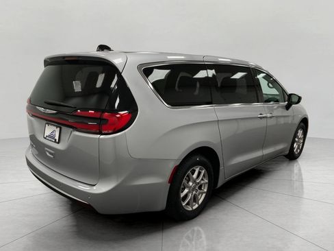 Used 2024 Chrysler Pacifica Touring-L image 4