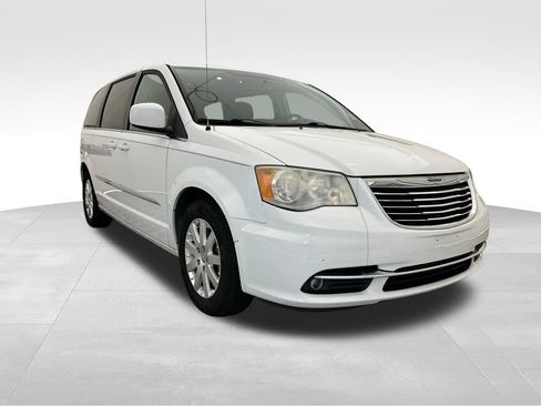 Used 2014 Chrysler Town & Country Touring FWD image 8