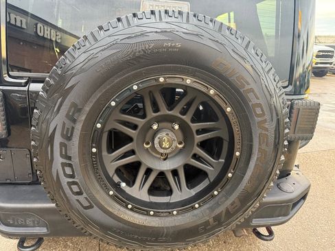 Used 2014 Jeep Wrangler Unlimited Rubicon image 14