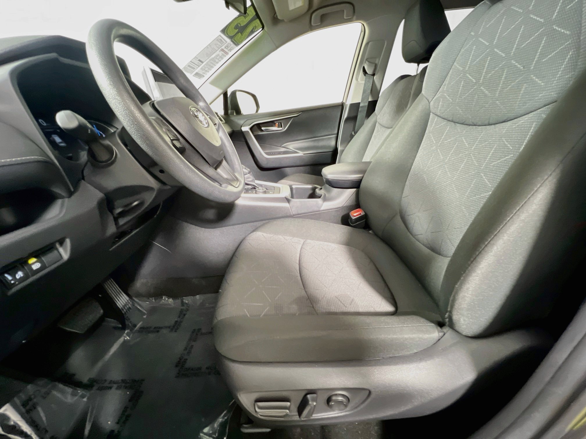 Used 2025 Toyota RAV4 XLE AWD/4WD image 15