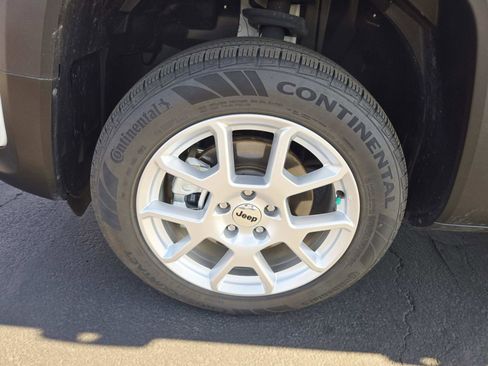 Used 2023 Jeep Renegade Latitude w/ Sun & Fun Group image 19