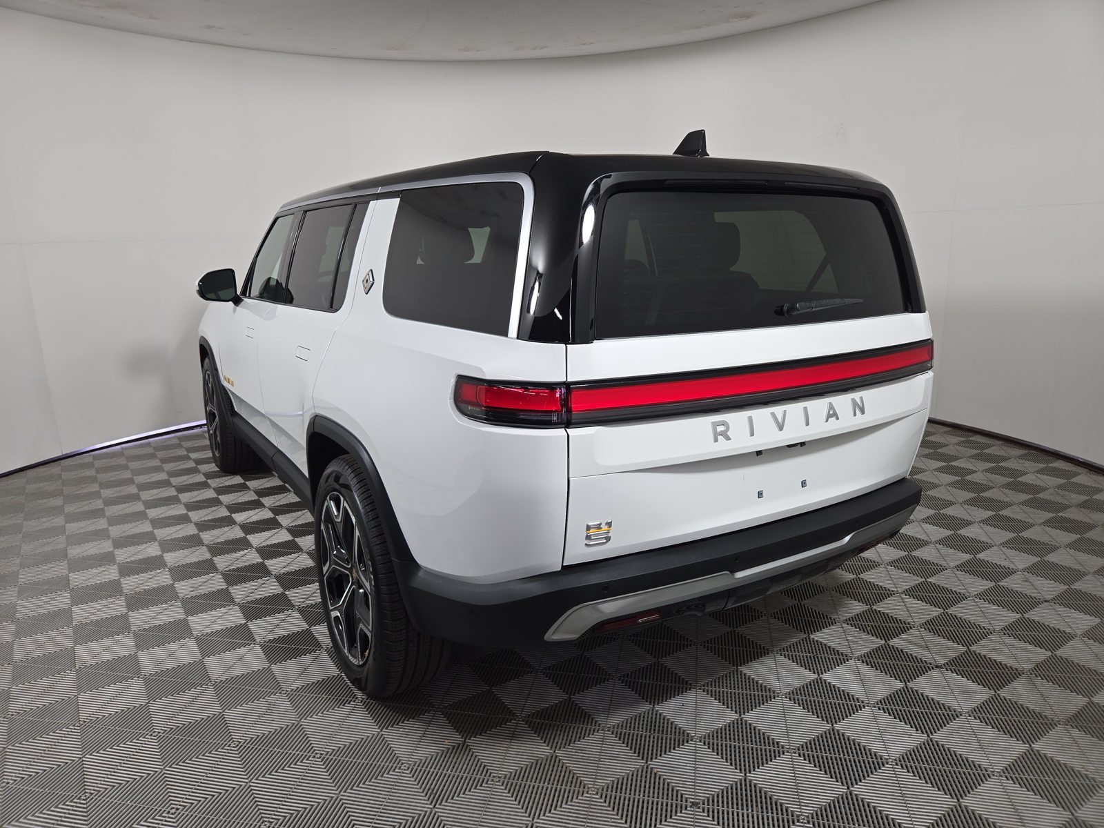 Used 2024 Rivian R1S Adventure Quad AWD/4WD image 3