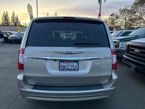 Used 2014 Chrysler Town & Country Touring image 5
