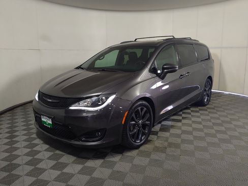 Used 2018 Chrysler Pacifica Limited w/ S Appearance Package FWD image 2
