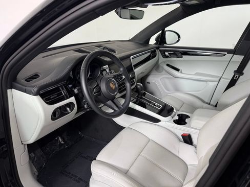 Certified 2025 Porsche Macan w/ Premium Package Plus AWD/4WD image 4